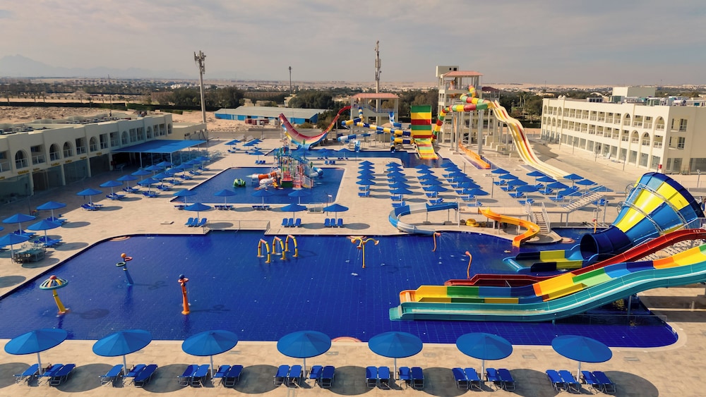 Albatros Makadi Resort — Swimming pool in Makadi Bay, Red Sea
