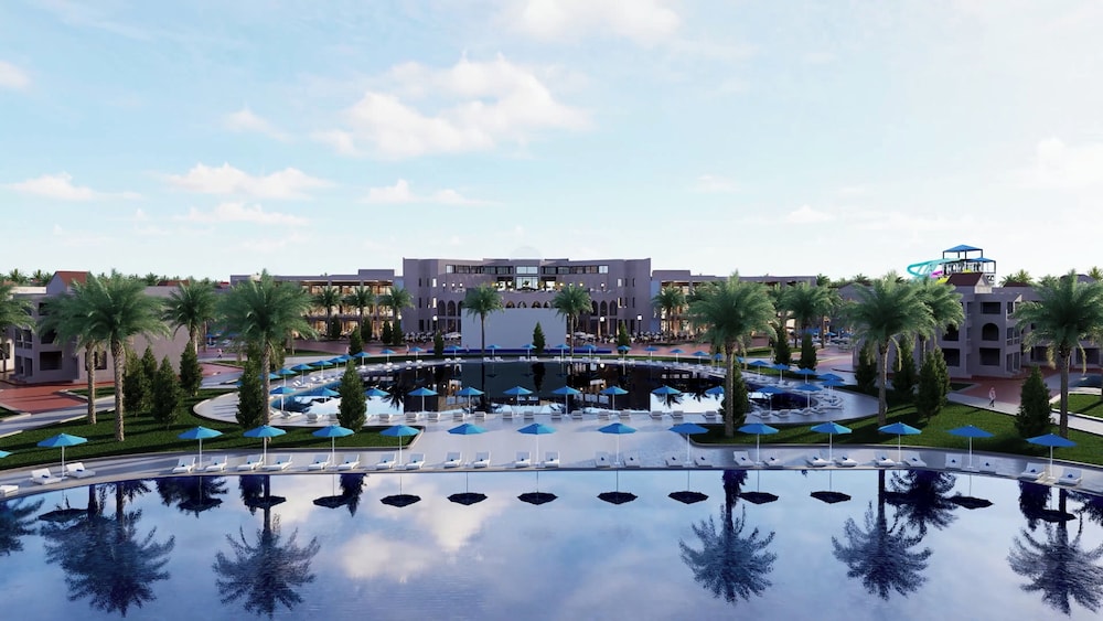 Albatros Makadi Resort — Swimming pool in Makadi Bay, Red Sea