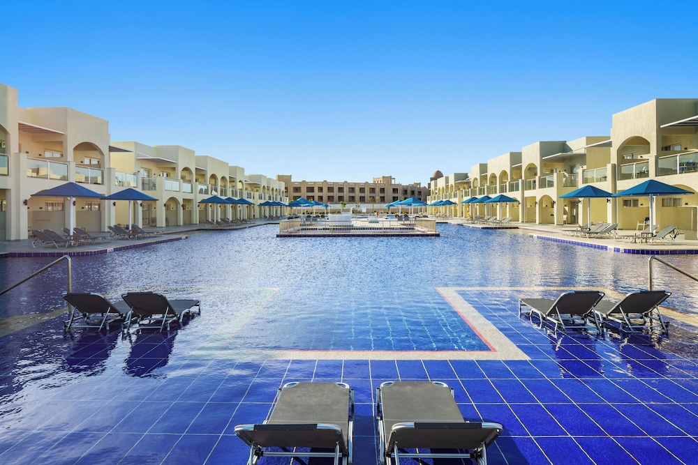 Albatros Makadi Resort — Swimming pool in Makadi Bay, Red Sea