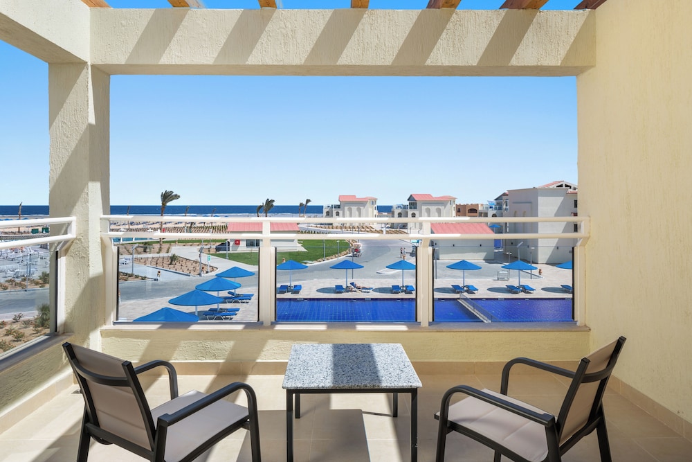 Albatros Makadi Resort — Swimming pool in Makadi Bay, Red Sea
