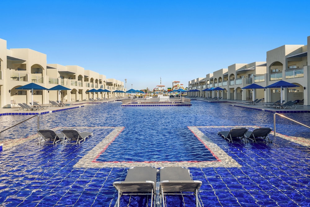 Albatros Makadi Resort — Swimming pool in Makadi Bay, Red Sea
