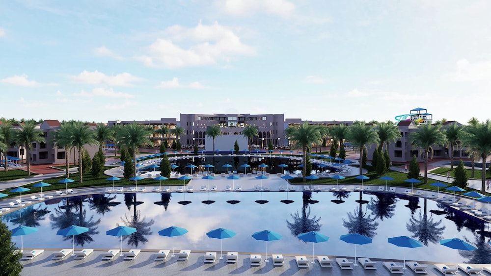 Albatros Makadi Resort — Swimming pool in Makadi Bay, Red Sea