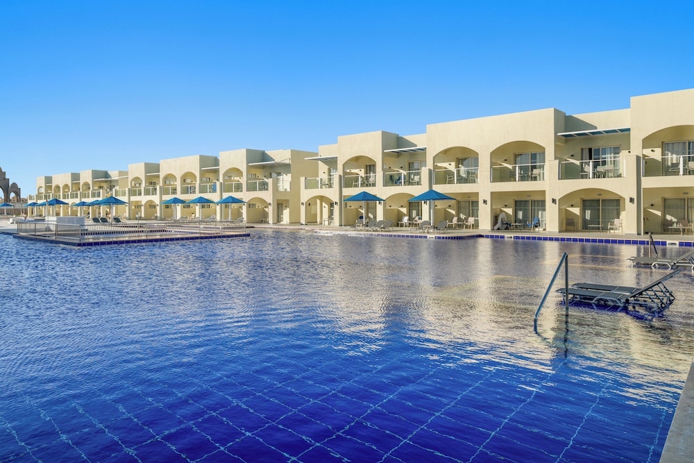 Albatros Makadi Resort — Swimming pool in Makadi Bay, Red Sea