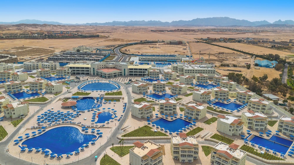 Albatros Makadi Resort — Swimming pool in Makadi Bay, Red Sea