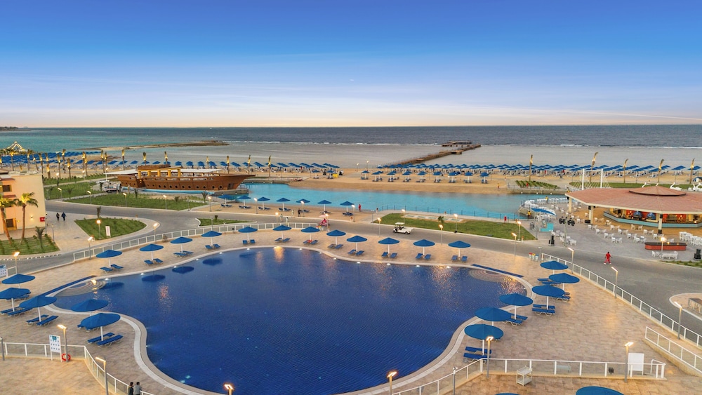 Albatros Makadi Resort — Swimming pool in Makadi Bay, Red Sea