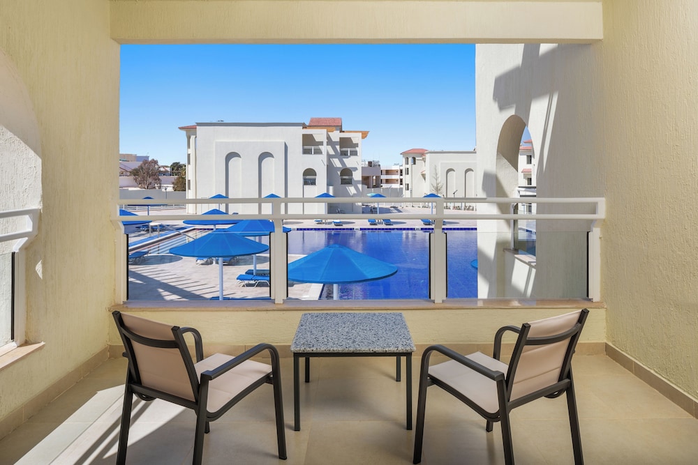 Albatros Makadi Resort — Swimming pool in Makadi Bay, Red Sea