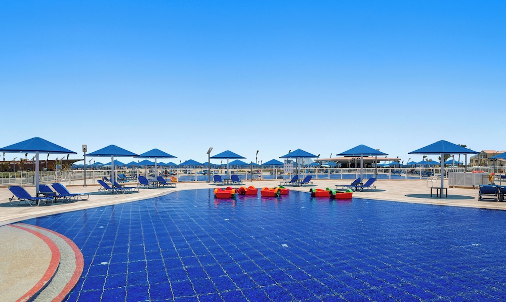 Albatros Makadi Resort — Swimming pool in Makadi Bay, Red Sea