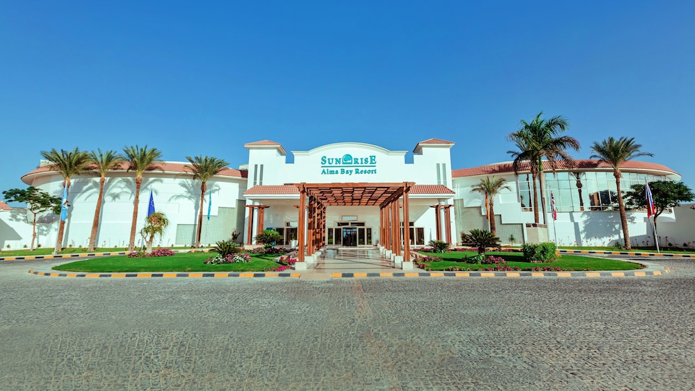 SUNRISE Alma Bay Resort — Hotel building in Hurghada, Red Sea