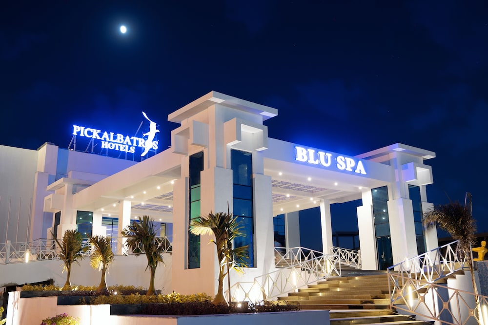 Pickalbatros Blu Spa Resort -Adults Friendly 16 Years Plus -Couples Only- Ultra All-Inclusive — Hotel building in Hurghada, Red Sea