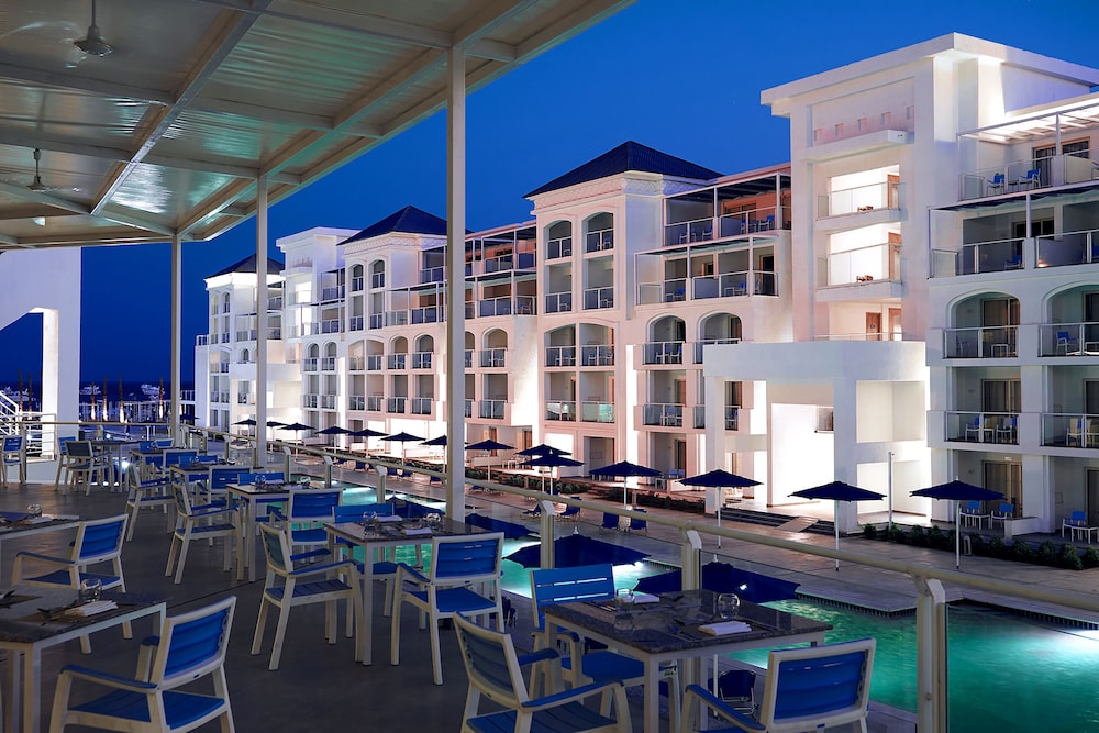 Pickalbatros Blu Spa Resort -Adults Friendly 16 Years Plus -Couples Only- Ultra All-Inclusive — Restaurant & bars in Hurghada, Red Sea