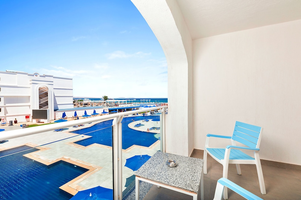 Pickalbatros Blu Spa Resort -Adults Friendly 16 Years Plus -Couples Only- Ultra All-Inclusive — Swimming pool in Hurghada, Red Sea