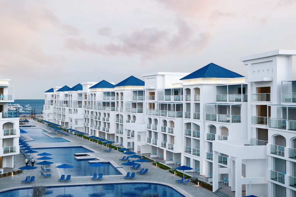 Pickalbatros Blu Spa Resort -Adults Friendly 16 Years Plus -Couples Only- Ultra All-Inclusive — Hotel building in Hurghada, Red Sea