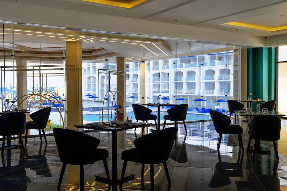 Pickalbatros Blu Spa Resort -Adults Friendly 16 Years Plus -Couples Only- Ultra All-Inclusive — Restaurant & bars in Hurghada, Red Sea