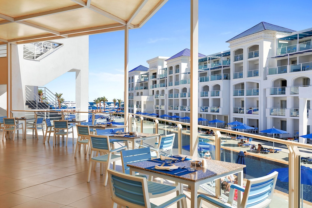 Pickalbatros Blu Spa Resort -Adults Friendly 16 Years Plus -Couples Only- Ultra All-Inclusive — Restaurant & bars in Hurghada, Red Sea