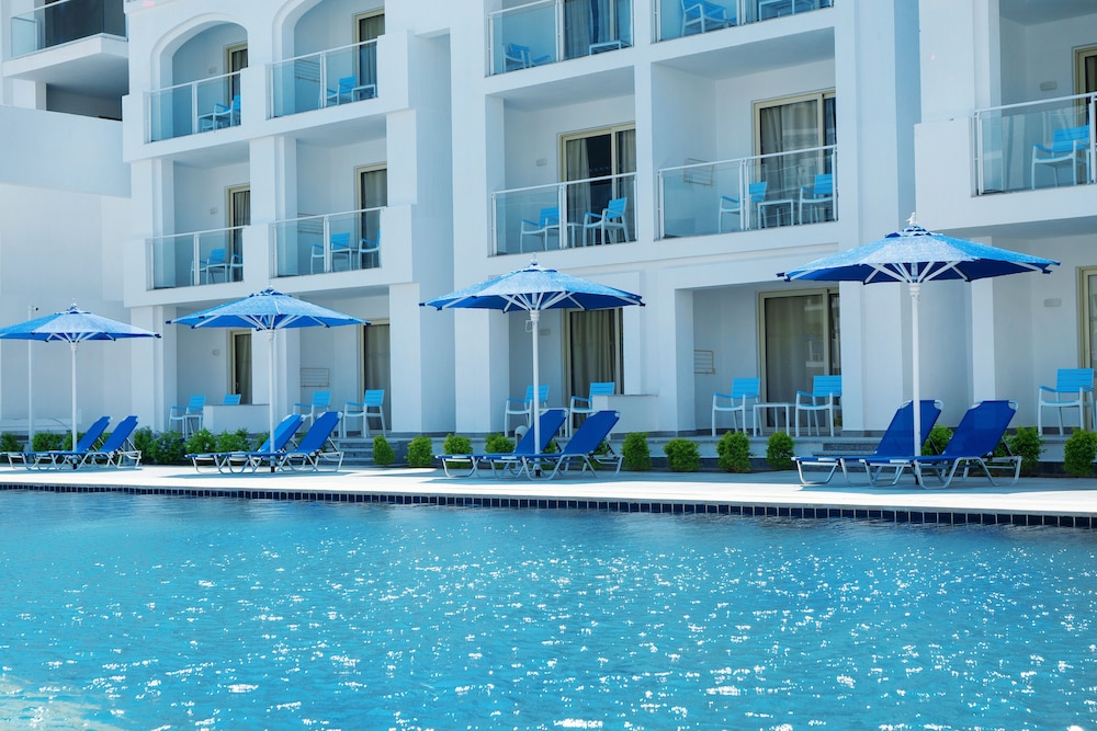 Pickalbatros Blu Spa Resort -Adults Friendly 16 Years Plus -Couples Only- Ultra All-Inclusive — Hotel building in Hurghada, Red Sea