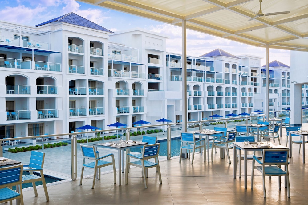 Pickalbatros Blu Spa Resort -Adults Friendly 16 Years Plus -Couples Only- Ultra All-Inclusive — Restaurant & bars in Hurghada, Red Sea