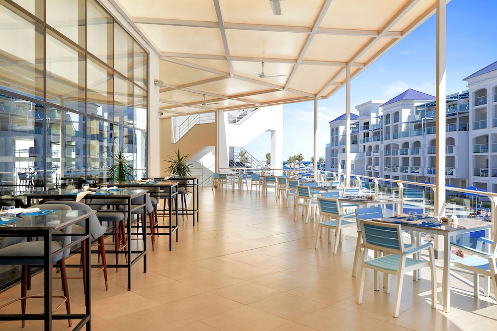 Pickalbatros Blu Spa Resort -Adults Friendly 16 Years Plus -Couples Only- Ultra All-Inclusive — Restaurant & bars in Hurghada, Red Sea