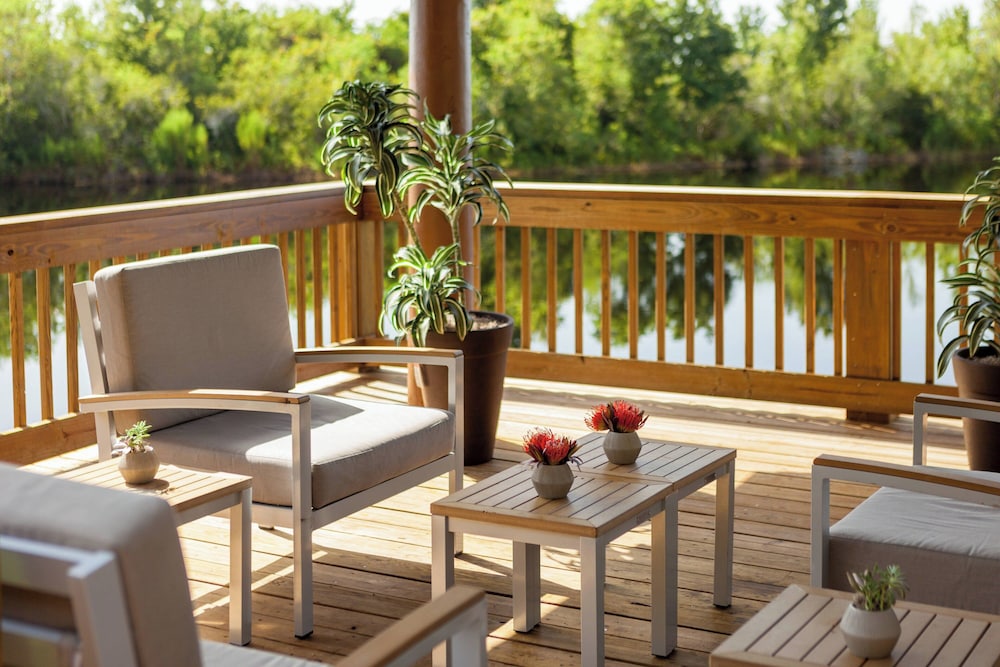 Marriott Orlando Airport Lakeside — Restaurant & bars in Orlando, Florida