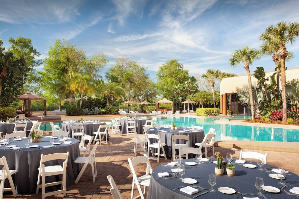 Marriott Orlando Airport Lakeside — Swimming pool in Orlando, Florida