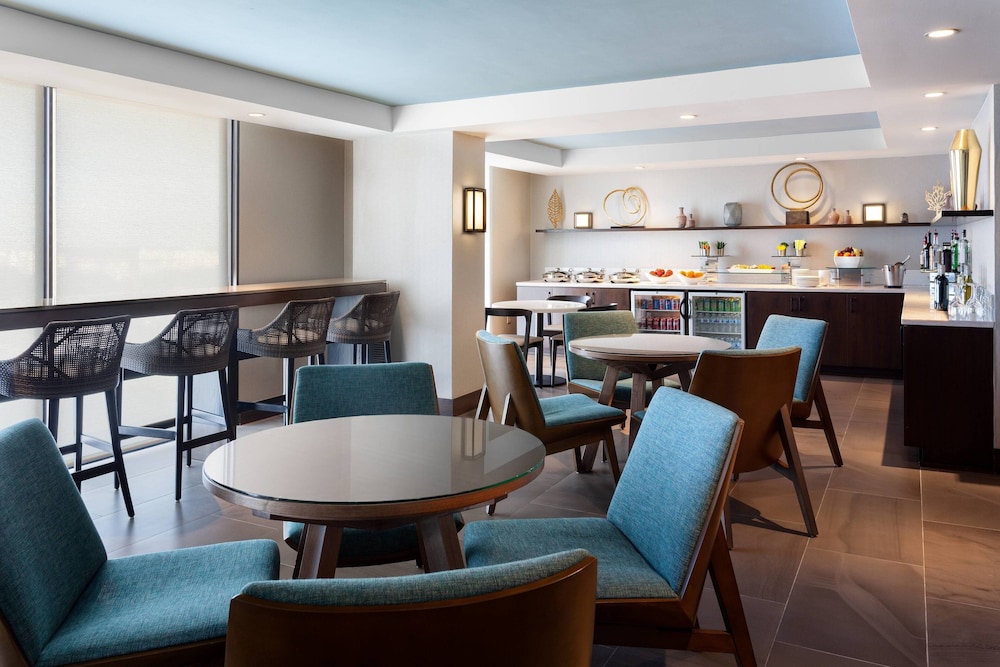 Marriott Orlando Airport Lakeside — Restaurant & bars in Orlando, Florida
