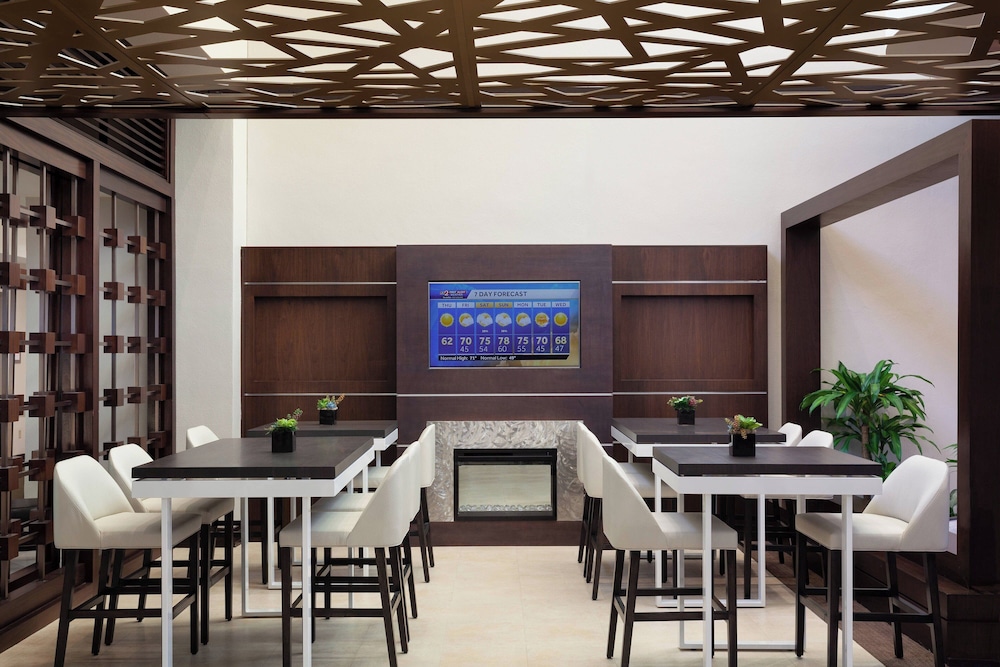 Marriott Orlando Airport Lakeside — Restaurant & bars in Orlando, Florida
