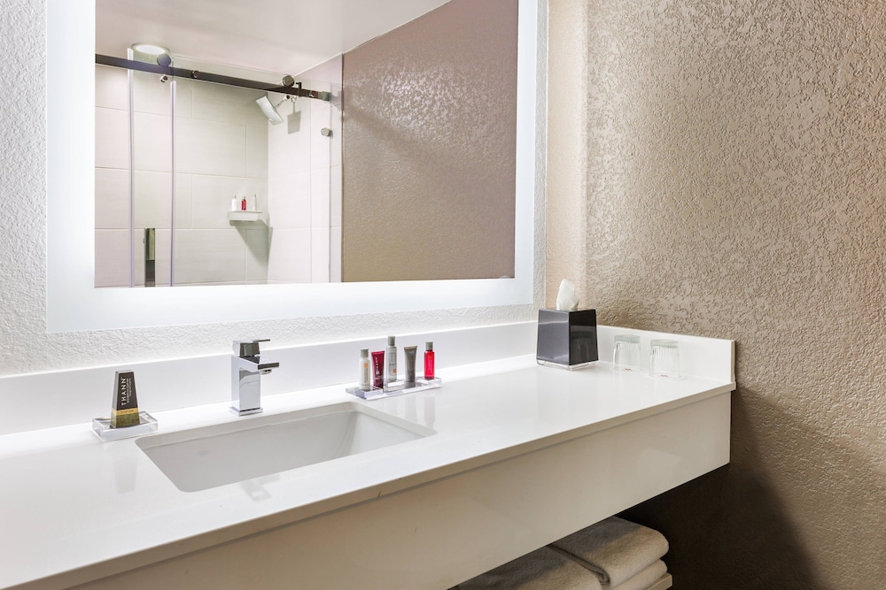 Marriott Orlando Airport Lakeside — Hotel rooms in Orlando, Florida