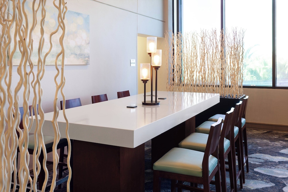 Marriott Orlando Airport Lakeside — Restaurant & bars in Orlando, Florida