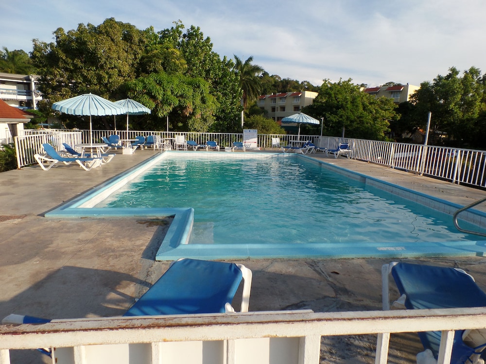 Sea Shell Beach Studio At Montego Bay Club Resort — Swimming pool in Montego Bay