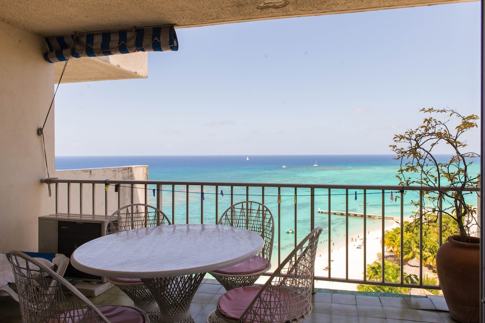 Sea Shell Beach Studio At Montego Bay Club Resort — Main photo in Montego Bay
