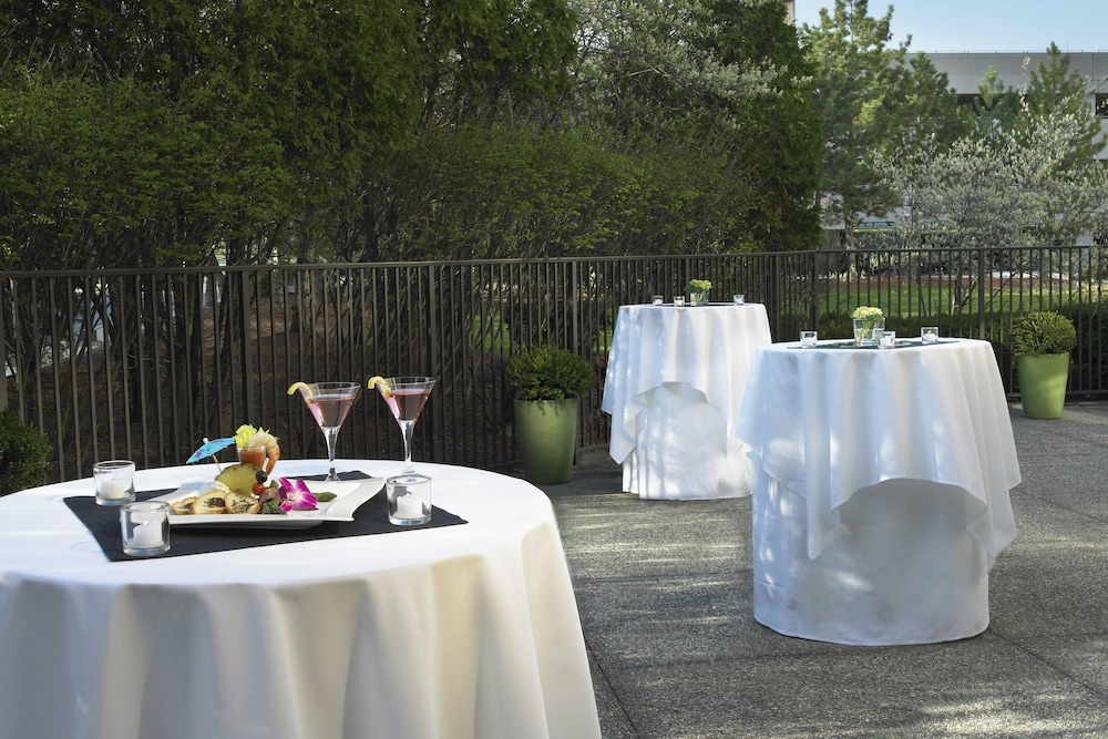 Detroit Marriott Livonia — Restaurant & bars in Livonia, Michigan