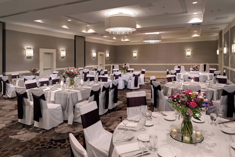 Detroit Marriott Livonia — Restaurant & bars in Livonia, Michigan