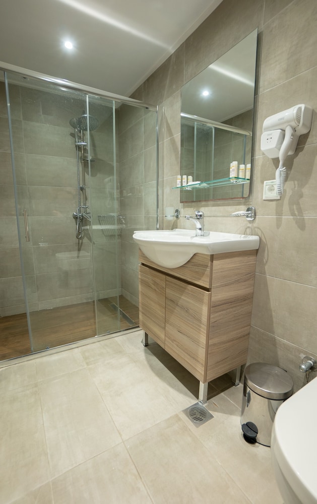 Palatino Hotel — Hotel rooms in Lixouri, Ionian Islands