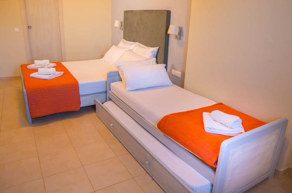 Palatino Hotel — Hotel rooms in Lixouri, Ionian Islands