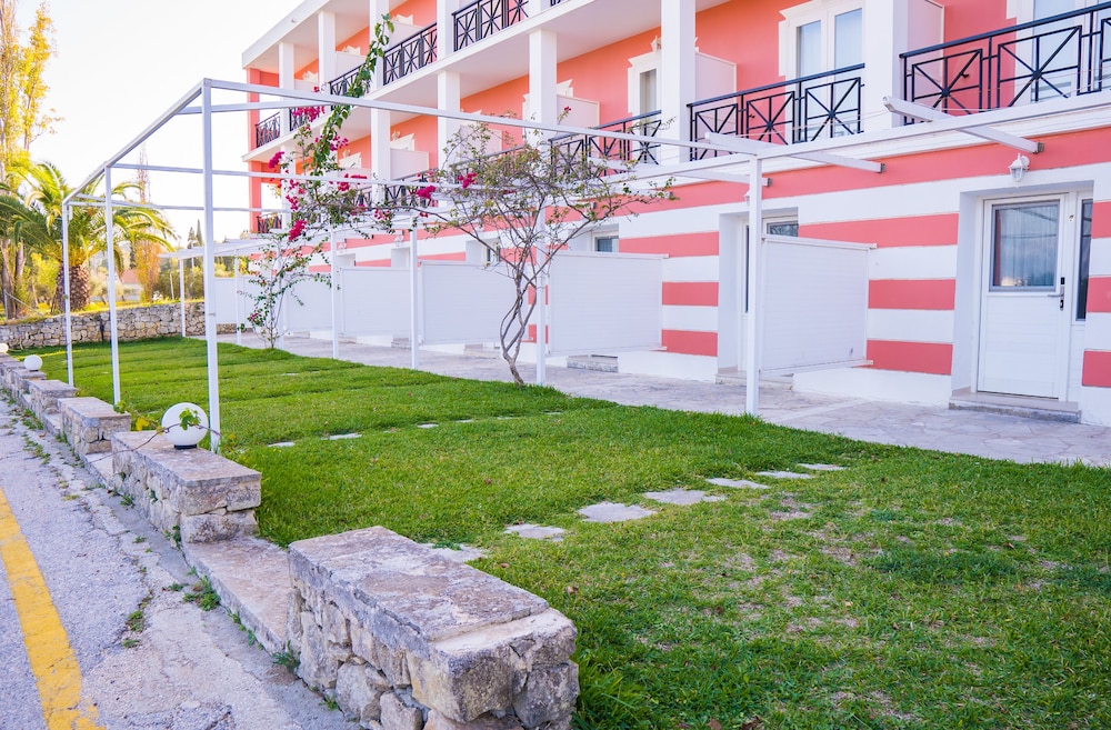 Palatino Hotel — Hotel building in Lixouri, Ionian Islands