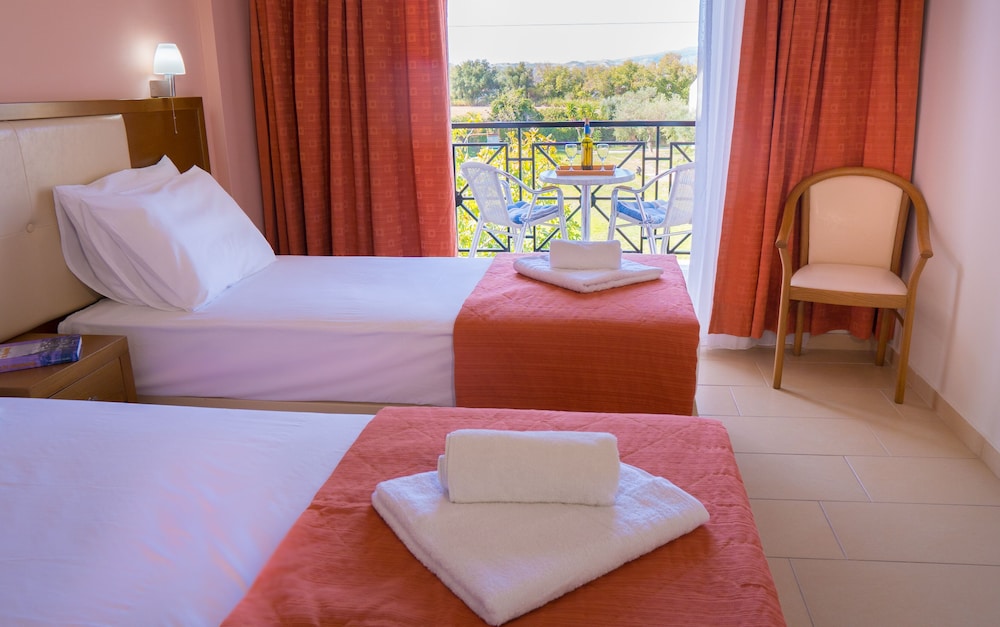 Palatino Hotel — Hotel rooms in Lixouri, Ionian Islands