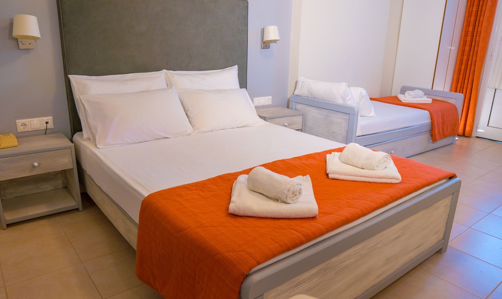 Palatino Hotel — Hotel rooms in Lixouri, Ionian Islands
