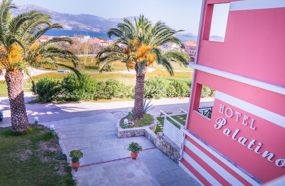 Palatino Hotel — Hotel building in Lixouri, Ionian Islands