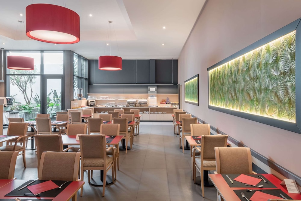 Petit Palace Trencadis — Restaurant & bars in Barcelona, Catalonia
