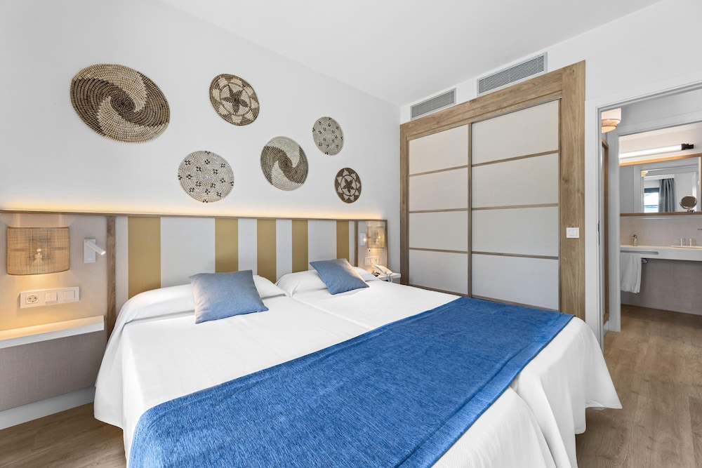 THB Tropical Island Aparthotel — Hotel rooms in Playa Blanca, Canary Islands