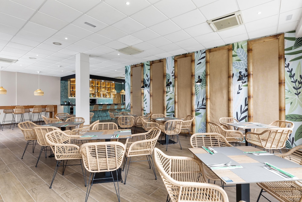 THB Tropical Island Aparthotel — Restaurant & bars in Playa Blanca, Canary Islands
