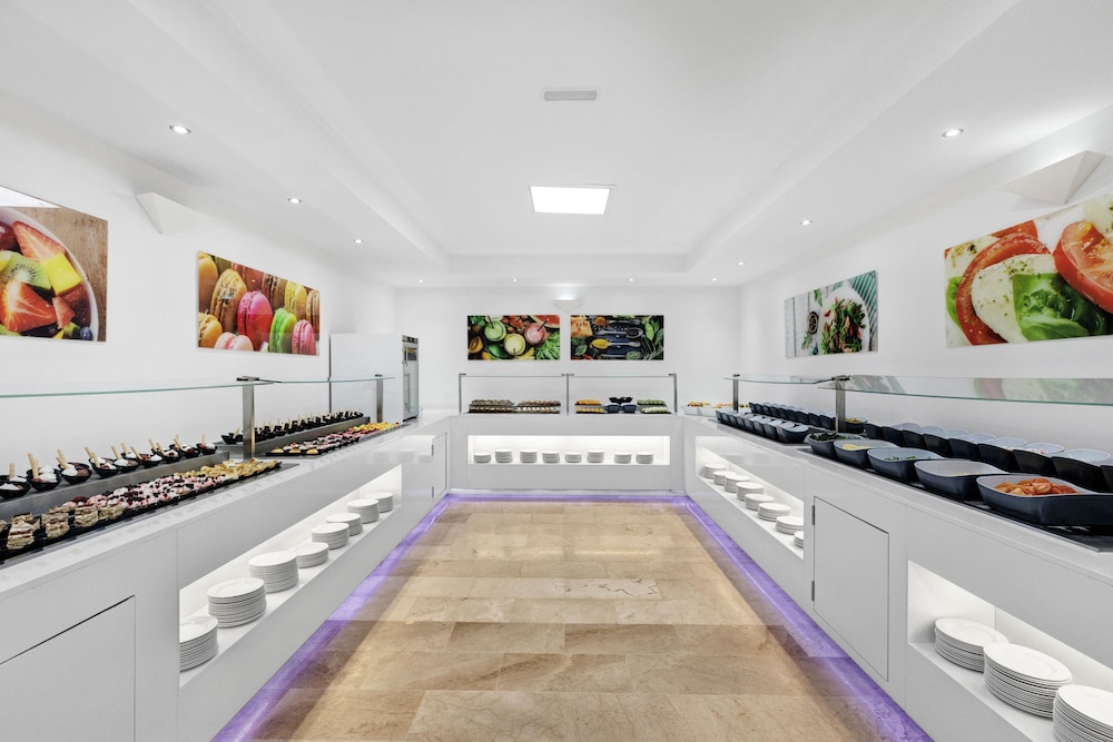 THB Tropical Island Aparthotel — Restaurant & bars in Playa Blanca, Canary Islands