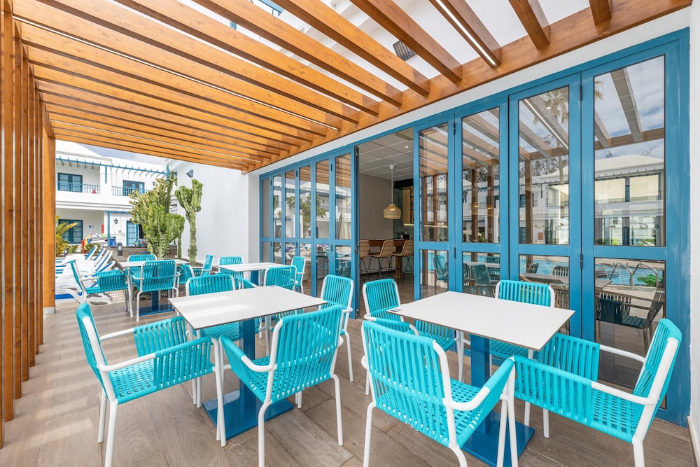 THB Tropical Island Aparthotel — Restaurant & bars in Playa Blanca, Canary Islands