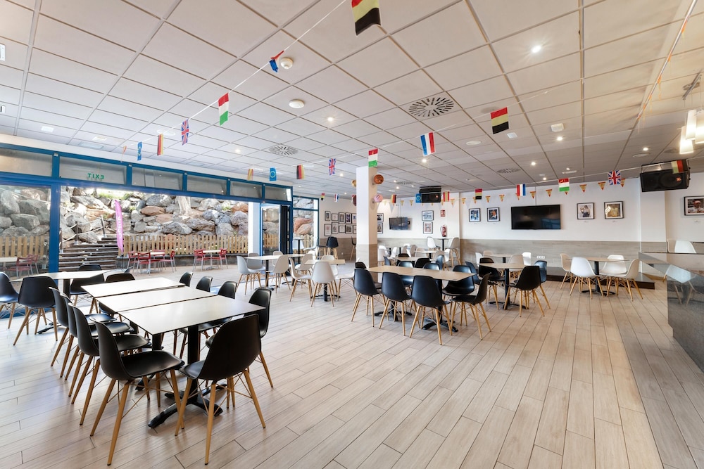 THB Tropical Island Aparthotel — Restaurant & bars in Playa Blanca, Canary Islands