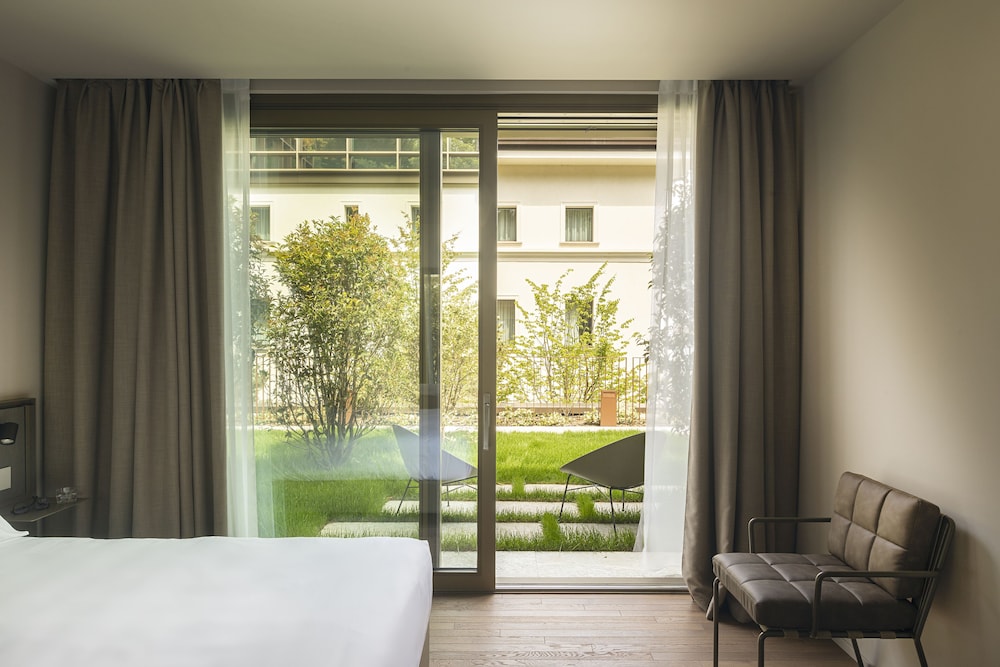 Hotel Promessi Sposi — Hotel rooms in Malgrate, Lombardy