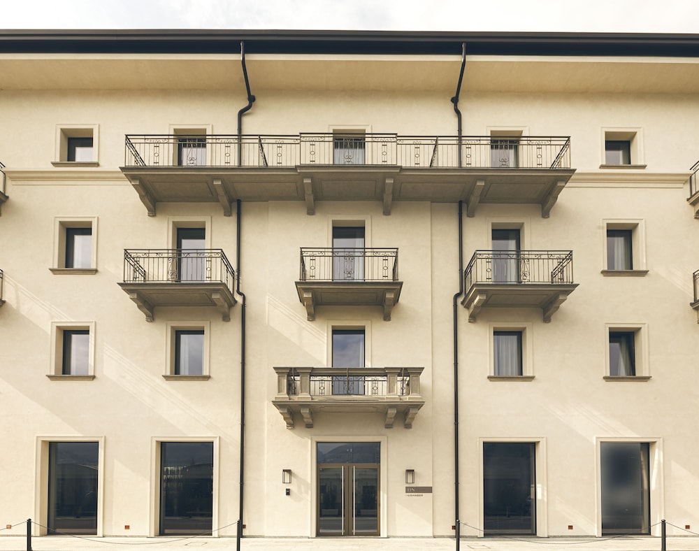 Hotel Promessi Sposi — Hotel building in Malgrate, Lombardy