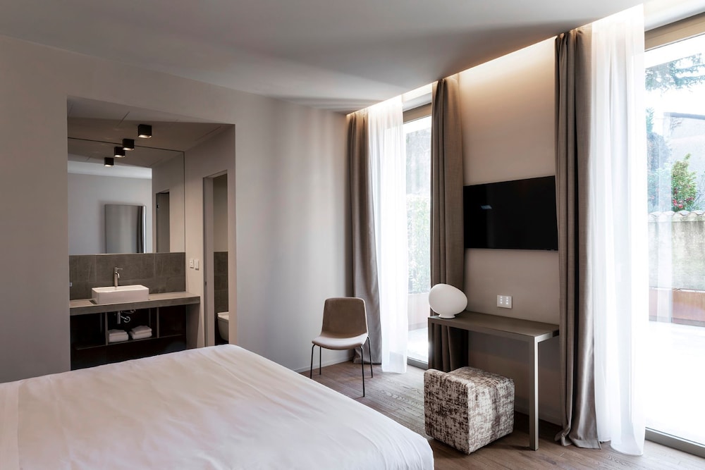 Hotel Promessi Sposi — Hotel rooms in Malgrate, Lombardy