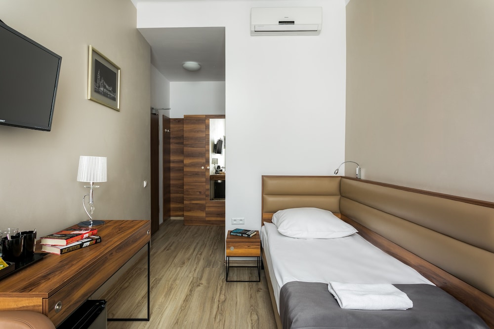 G12 Aparthotel — Hotel rooms in Krakow, Lesser Poland