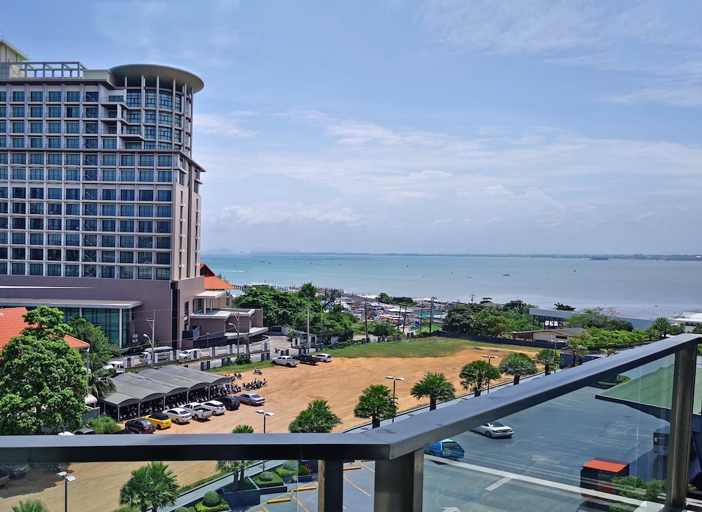 TSix5 Quarter — Main photo in Pattaya, Chonburi