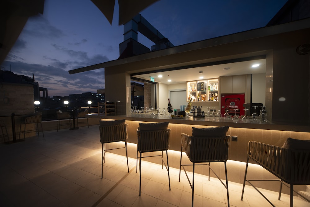 Aprilis Deluxe Hotel — Restaurant & bars in Istanbul, Istanbul
