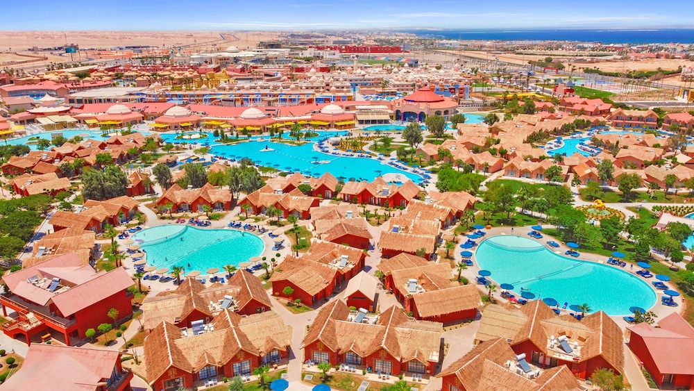 Pickalbatros Water Valley Resort - Neverland Hurghada — Swimming pool in Hurghada, Red Sea